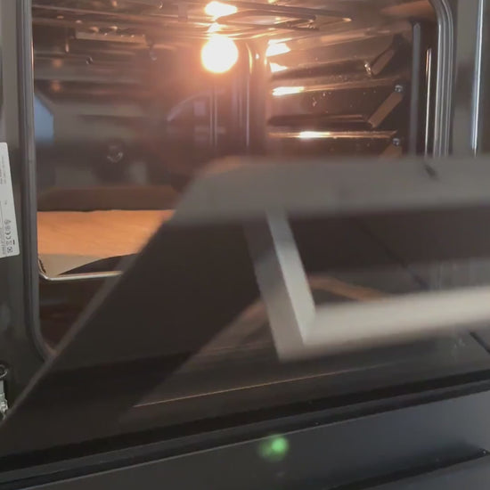 Ein Zeitraffer-Video: Zwei Pop Up Leberkäse im Glas werden in den Ofen gestellt und werden gar. Dabei ploppen sie aus dem Glas heraus. Zum Schluss wird einer der saftigen Leberkäse angeschnitten. 