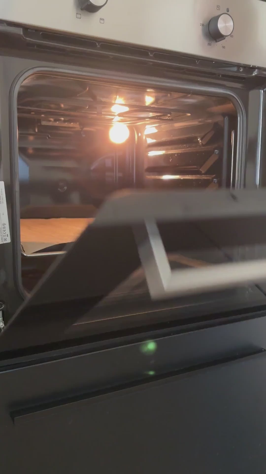 Ein Zeitraffer-Video: Zwei Pop Up Leberkäse im Glas werden in den Ofen gestellt und werden gar. Dabei ploppen sie aus dem Glas heraus. Zum Schluss wird einer der saftigen Leberkäse angeschnitten. 